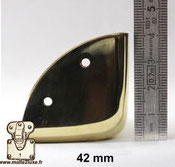 Coins en laiton massif disponibles en quatre dimensions.