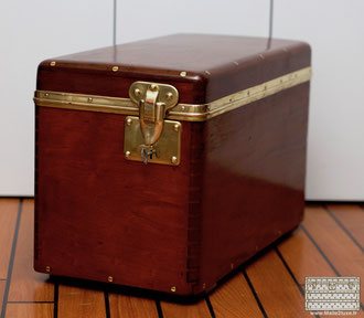 pas de coin sur la malle en bois vuitton