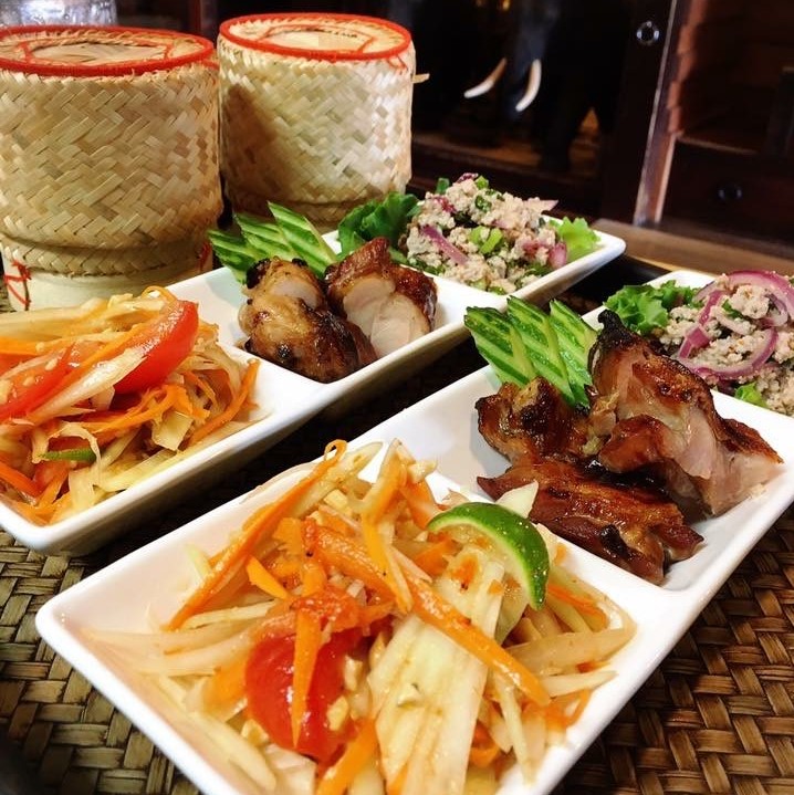 「ソムタムセット」ソムタム（青パパイヤのサラダ）ガイヤーン（焼き鳥）ラープ（豚肉ミント和え）をカオニアオ（もち米）と共に