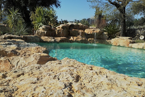 piscine lagon avec enrochement