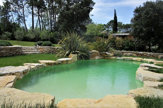 piscine lagon avec rochers plats