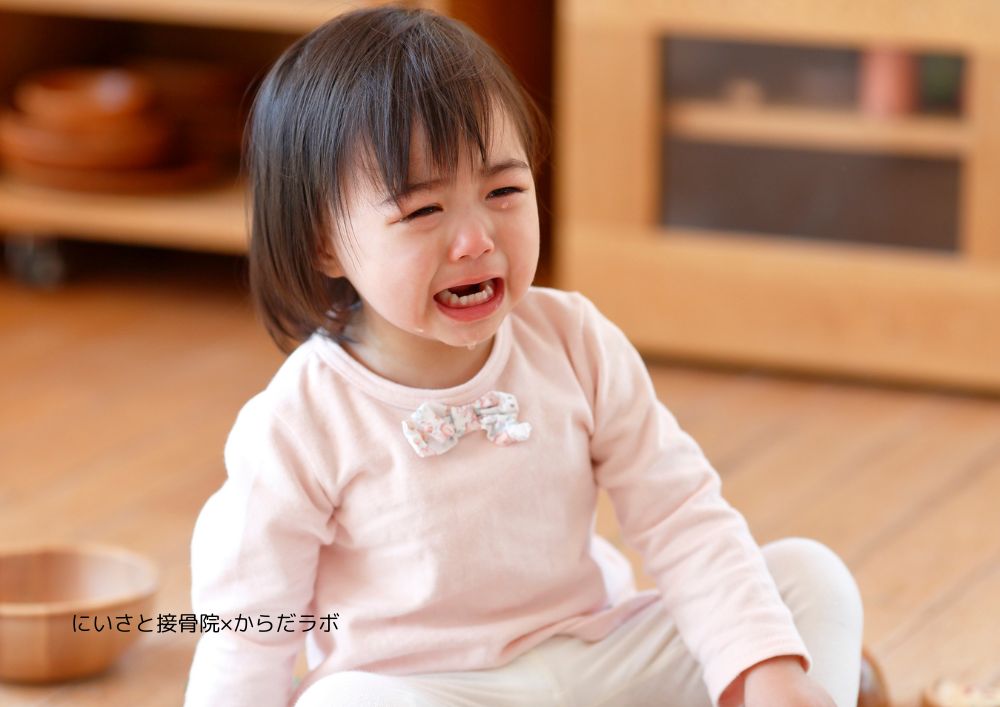 小さなお子さんの肘が抜けたら？肘内障についての分かりやすい説明