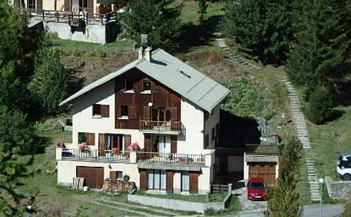 Les meublés sont dans la partie droite du chalet