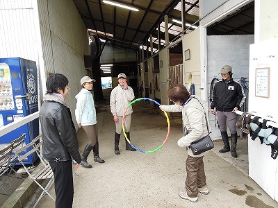 フラフープで乗馬のレッスン♪