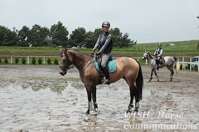 笑顔で乗馬