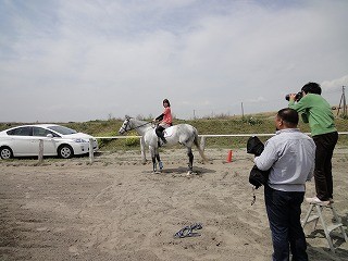 乗馬の取材と撮影風景