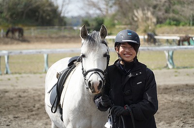 笑顔で馬と仲良しに