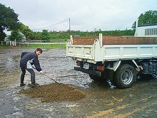 乗馬クラブの馬場の砂入れ