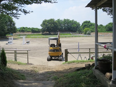乗馬クラブの馬場整備