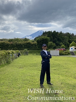 富士山の前でポーズ