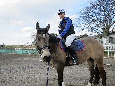 体験乗馬で馬と触れ合う