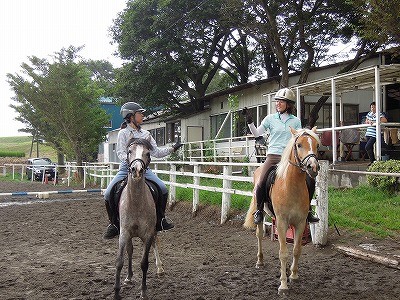 乗馬の馬同士でもバトンをパスパス