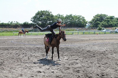 乗馬の調教をはじめて１ヶ月の軽乗ポーズ