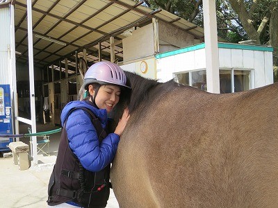 体験乗馬で馬と触れ合う