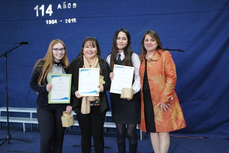 Alumnas destacadas en Feria Chilena Antártica ganadoras del Premio a asistir a Feria Científica en Panamá junto a Prof. Guía Sra Piera Solari y Directora, Sra. Consuelo Fernández