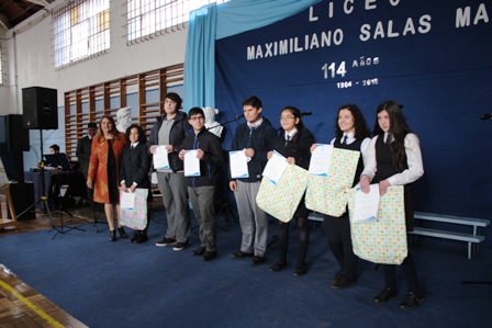 Sra. Consuelo fernández, Directora  en reconocimiento al logro académico  3º Medio 2017 Liceo Max Salas