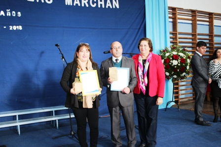 Profesores srta. Piera Solari y Pablo Calderón reconocimiento curso ICEC junto a Sr-a M. Soledad Reinoso, Directora DAEM