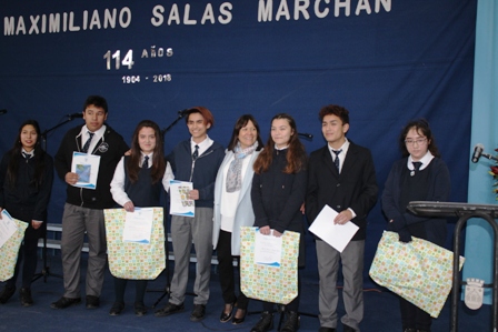 Sra. Mónica Vega en reconocimiento al logro académico  1º Medio 2017 Liceo Max Salas
