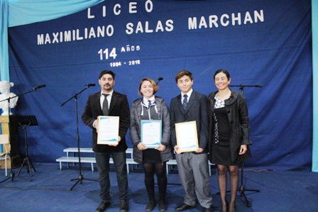 Profesores Marco Orellana y Maribel Leiva junto a Capitanes equipos de Voleibol femenino y masculino, estos últimos Campeones Provinciales.