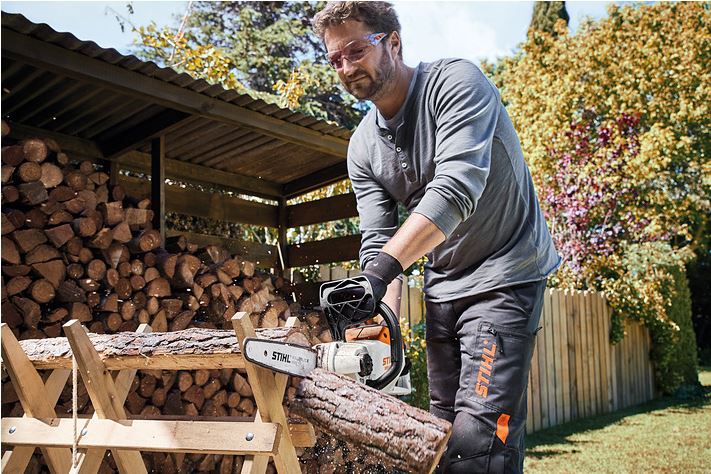 Stihl Kettensäge MSA 70 C-B im Einsatz