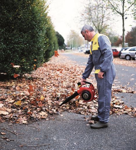 Honda Laubbläser HHB am Laubblasen