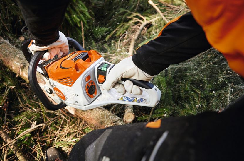 Stihl Akku Kettensäge MSA 300 C-O im Einsatz