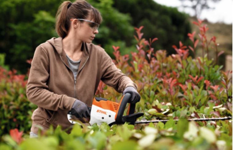Stihl Akku Heckenschere HSA 60 im Einsatz