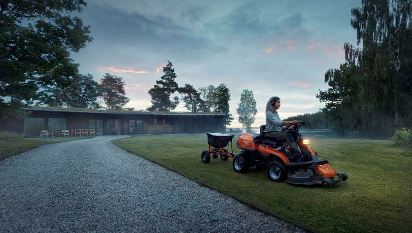 Husqvarna Rider 216T AWD am Rasenmähen mit Düngerstreuer angehängt