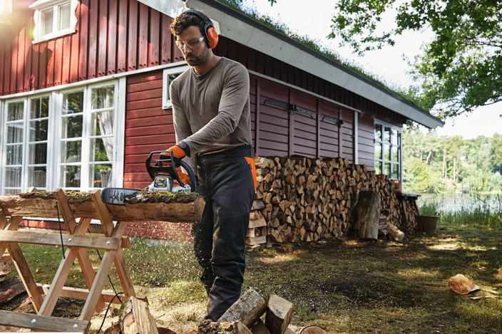 Stihl Kettensäge MS 212 im Einsatz