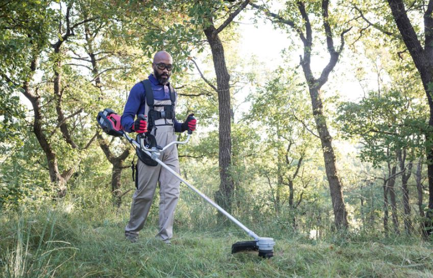 Honda Akku Rasentrimmer HHT 36 AXB im Einsatz im Gras