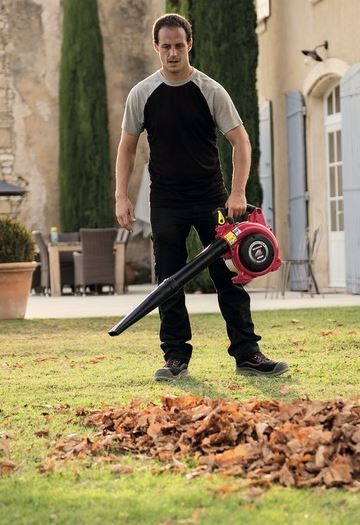 Honda Laubbläser HHB im Einsatz