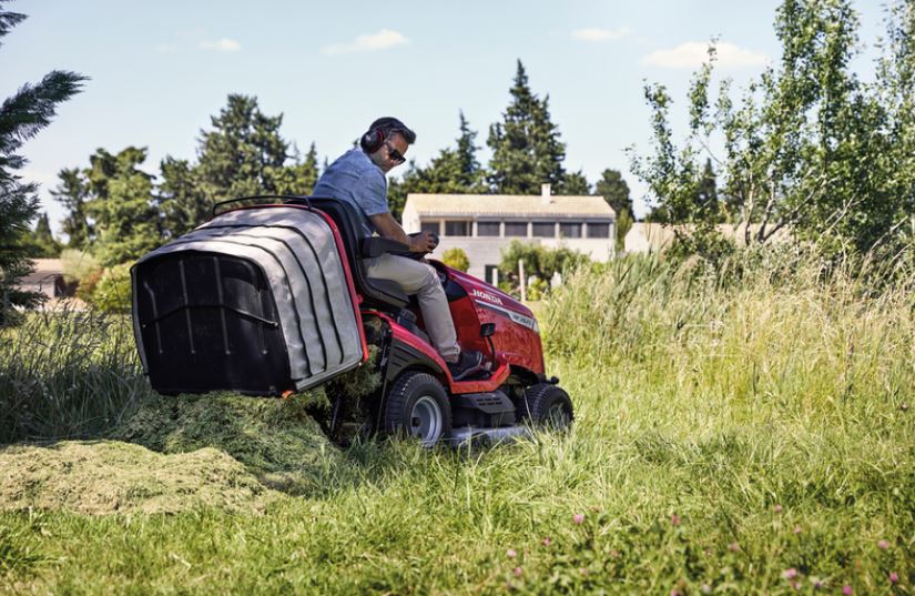 Honda Rasentraktor HF 2625 am Grasfangsack lehren