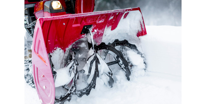 Schneefräse Hss 1380 von vorne im Einsatz