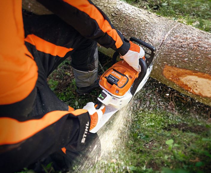 Stihl Akku Kettensäge MSA 300 C-O im Einsatz