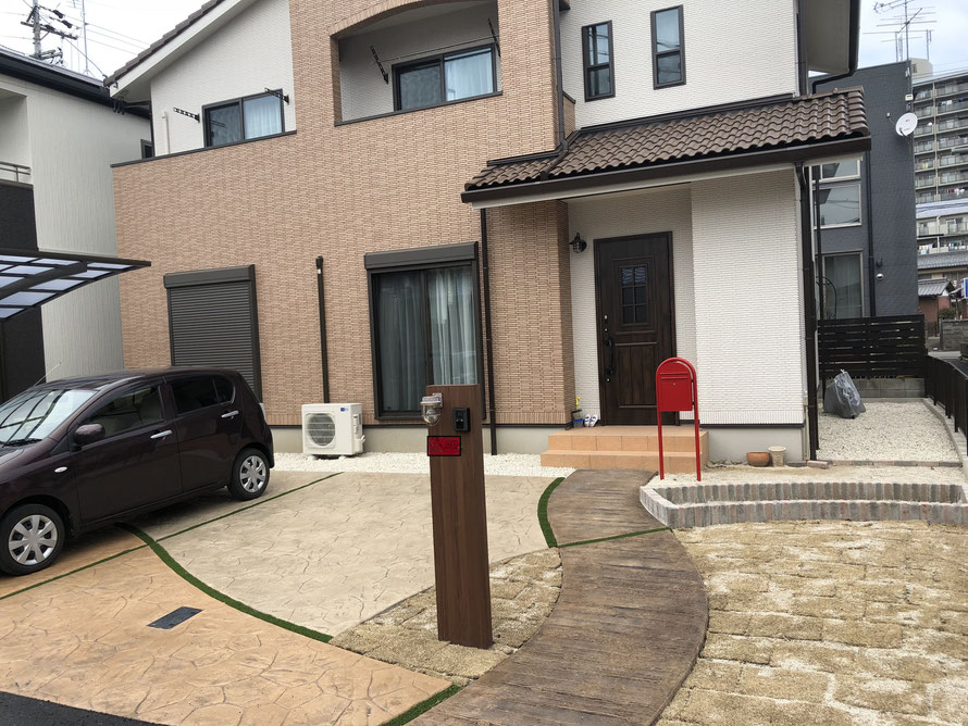 洋風　英国　ヨーロッピアン　ナチュラル　リゾート　南欧　プロバンス　外構　庭　駐車場　スタンプコンクリート　外溝　門　塀