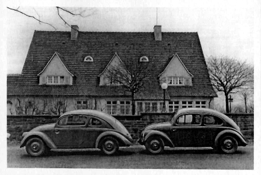 1936: Versuchswagen V3/1 und V3/3 vor der Porsche Villa