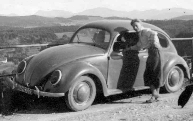 1940: Erwin Komenda mit KdF-Wagen, Scheinwerfer verdeckt