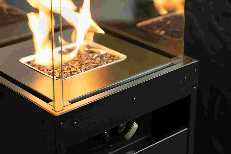 Feuerschale mit schwarzen Glassteinen des Gaskamin Faro