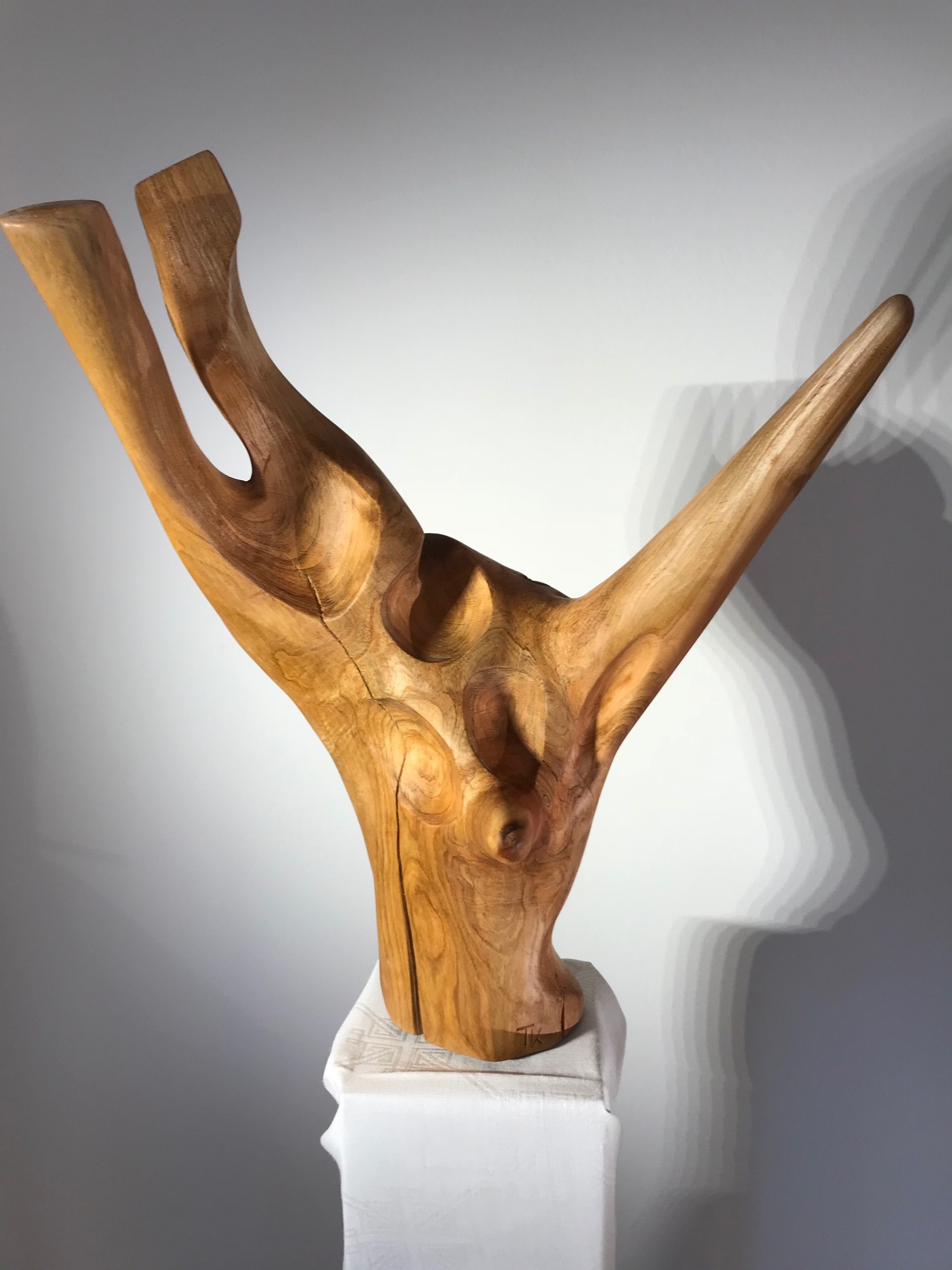 Punkerin: Skulptur aus Kirschholz, Skulptur Holz, Holz-Skulptur