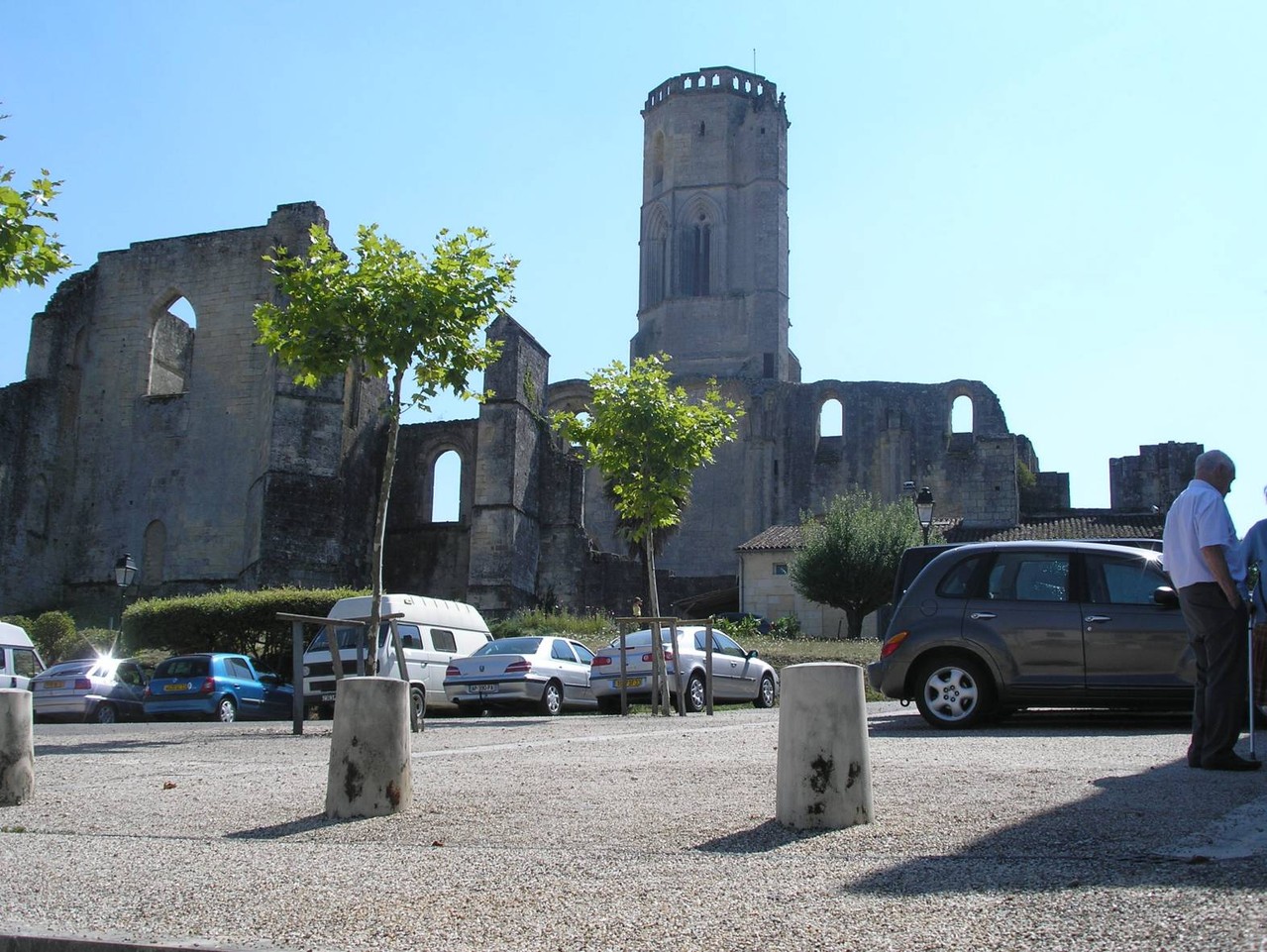 La Sauve : l'abbaye depuis la place