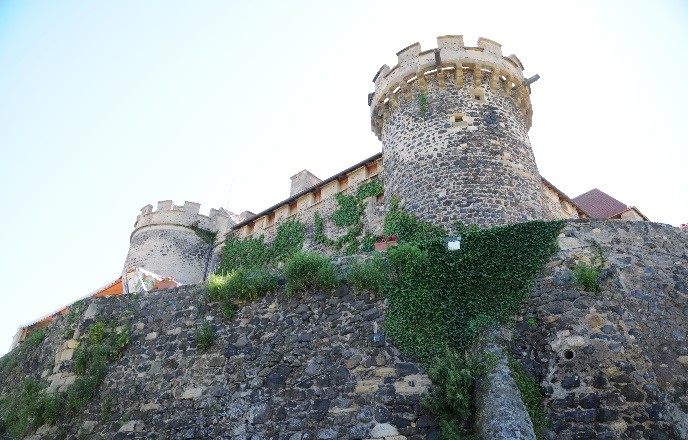 Le château de Saint-Saturnin: le corps de logis vu des fossés