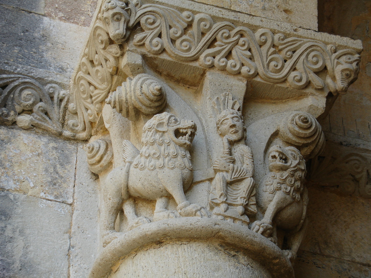 La Sauve : l'abbaye, chapiteau de Daniel dans la fosse aux lions