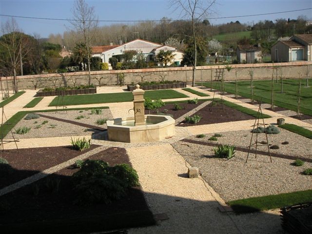 Gontaud-de-Nogaret : vue des jardins depuis le château