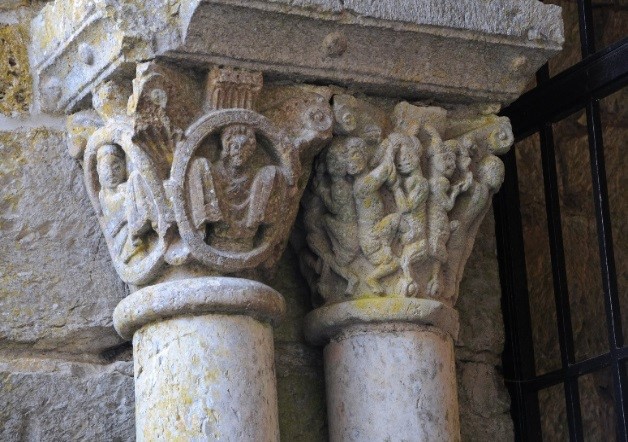 L'abbaye de Marcilhac-sur-Célé: chapiteaux ornant les baies de la salle capitulaire (1)