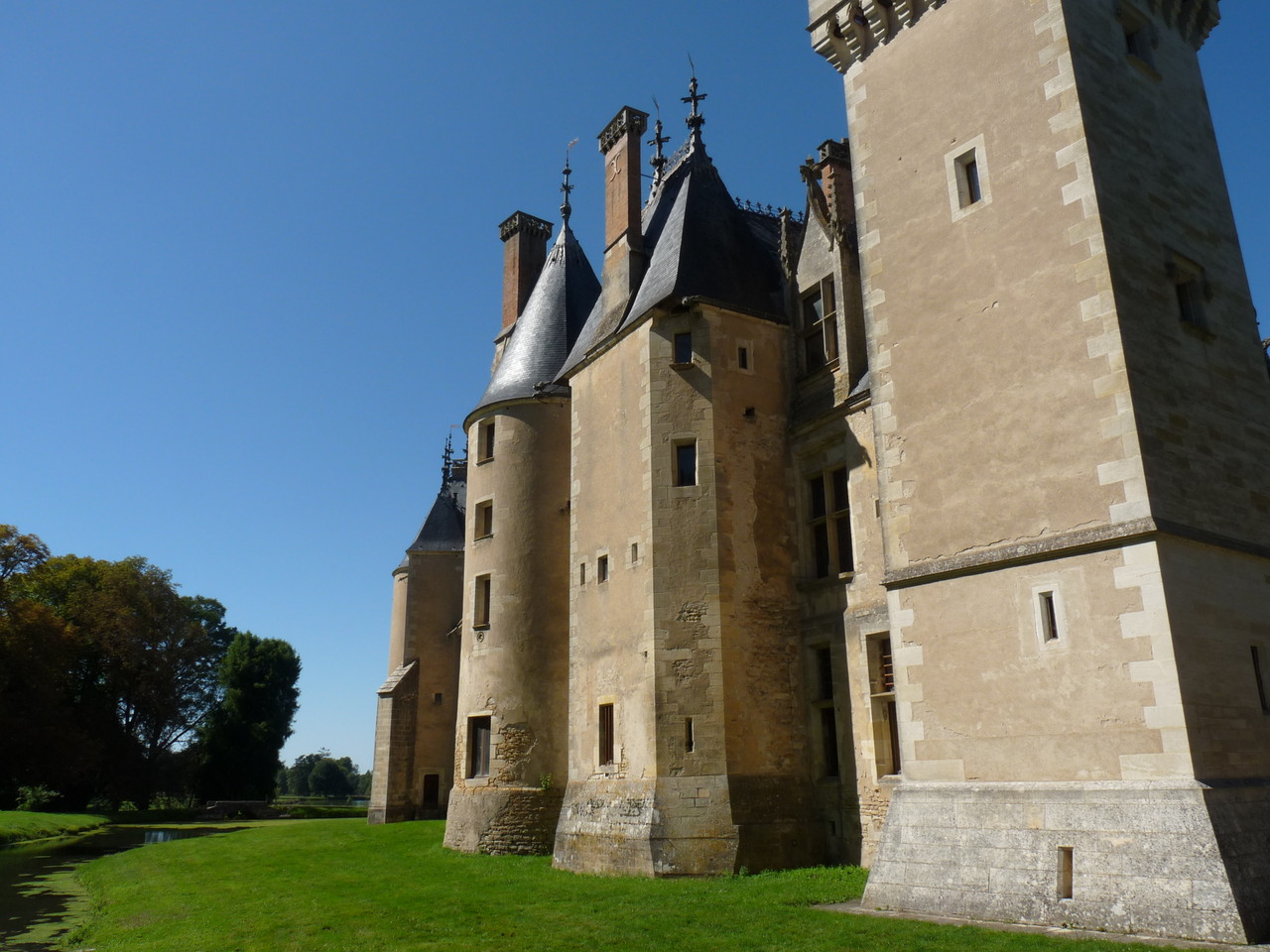 Meillant, le château : la façade arrière médiévale