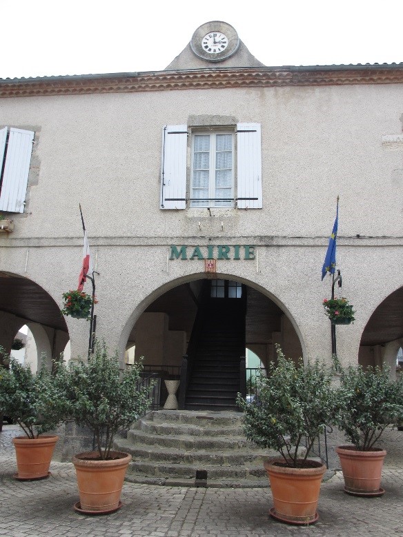 Damazan: hôtel de ville et son escalier médiéval