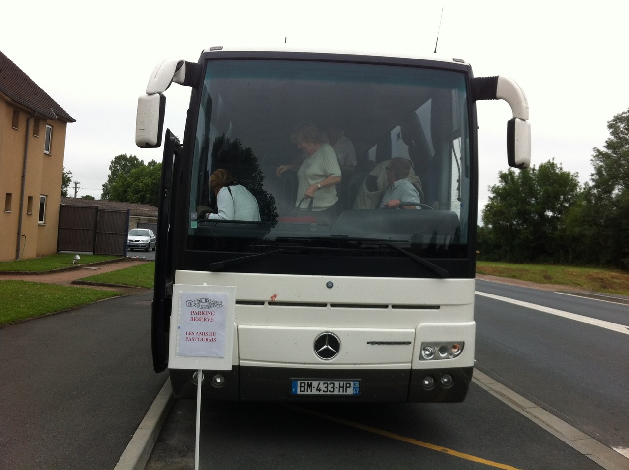 La Châtre, Hôtel Lion d'Argent : bus sur parking dédié (cf. pancarte)