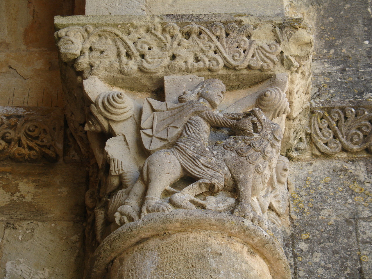 La Sauve : l'abbaye, chapiteau de Samson chevauchant un lion