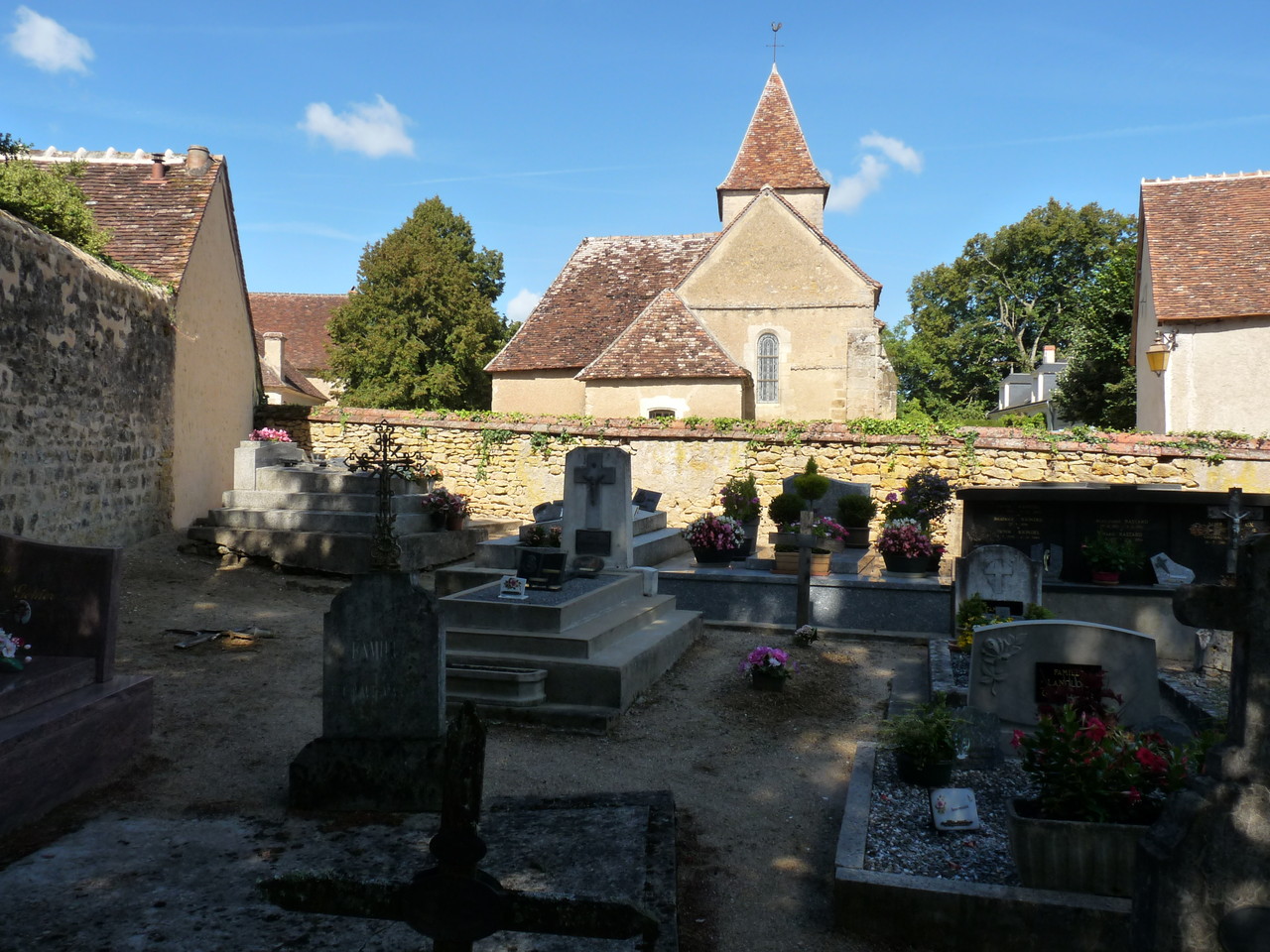 Nohant : l'église depuis le cimetière familial