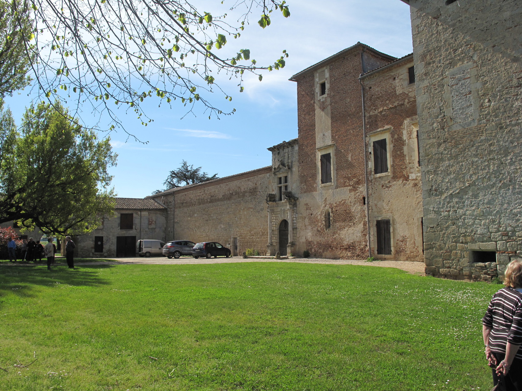 Villeneuve-sur-Lot : le château de Roger (la cour)